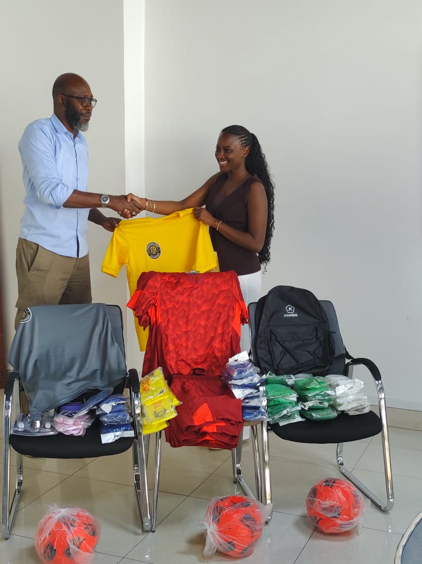 Diénaba Sow remet une dotation au président de Farafina pour le projet féminin