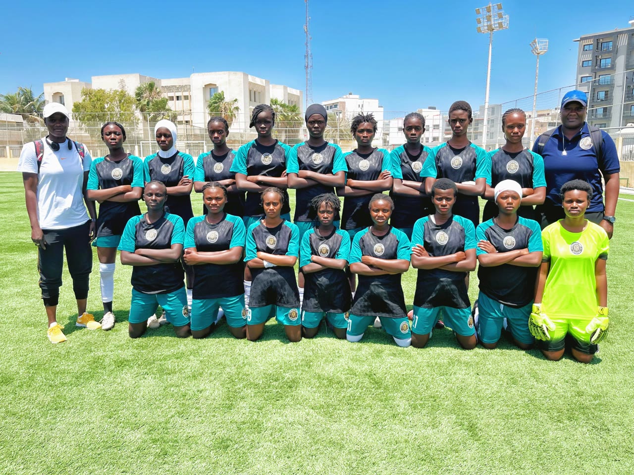 L'équipe féminine de Farafina Foot Academy avec ses coachs
